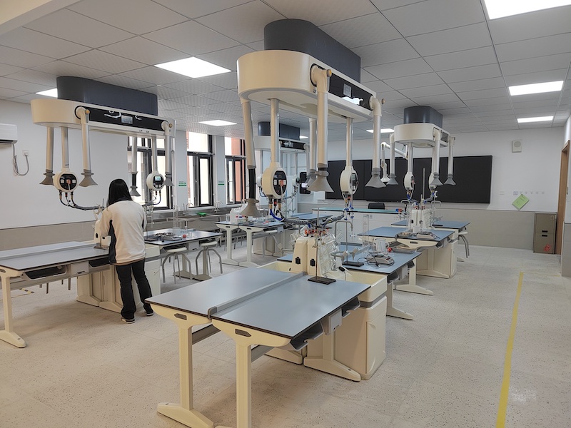 青山湖第一技师学院实验室装修组装